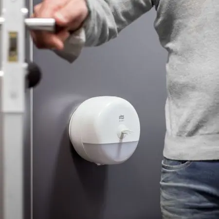 Tork: Диспенсер T9 SmartOne® для туалетной бумаги в мини рулонах белый