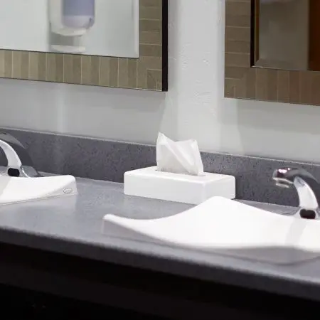 Tork: Диспенсер F1 для салфеток для лица белый