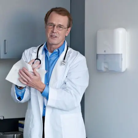 Tork: Диспенсер H2 Elevation Multifold мини для полотенец в пачках белый